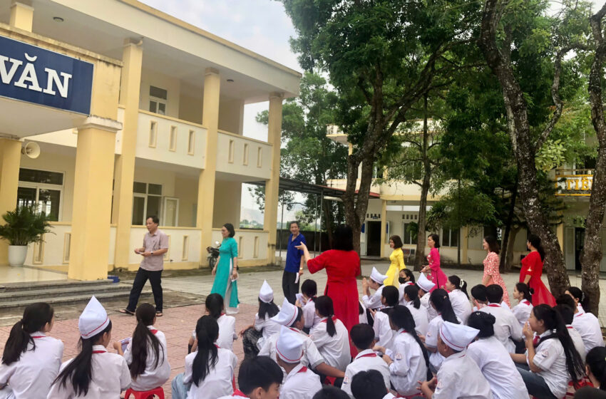  Trường TH&THCS Đông Vinh phát động phong trào ủng hộ giúp đỡ đồng báo lũ lụt do bão số 3