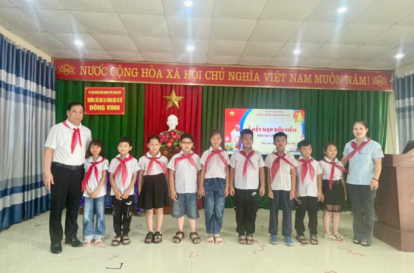 Lễ kết nạp đội viên trường TH&THCS Đông Vinh